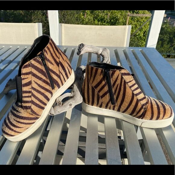Soda Womens Leopard Zebra Pattern Zipper Wedge Sneakers Size 7.5. EUC! - Picture 2 of 8